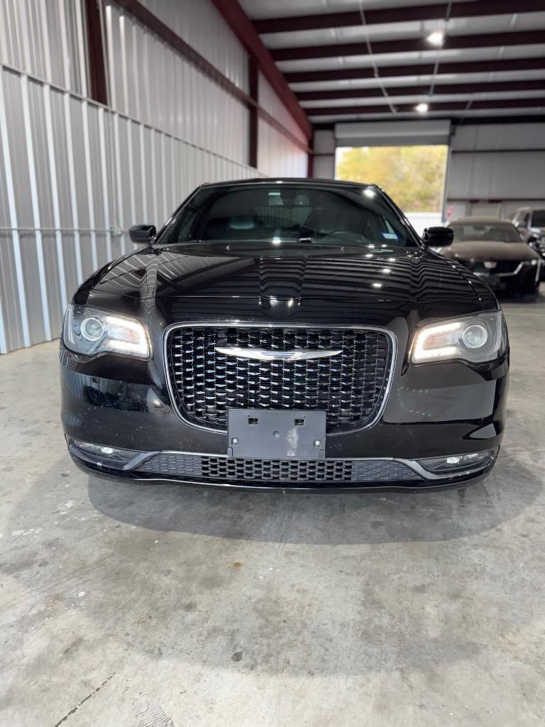 2018 Chrysler 300 S's photo